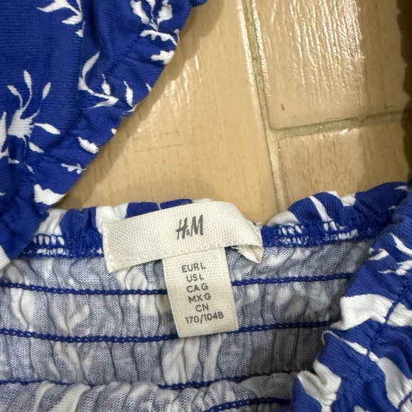 H&M bright blue patterned smocked top - Picture 3 of 3